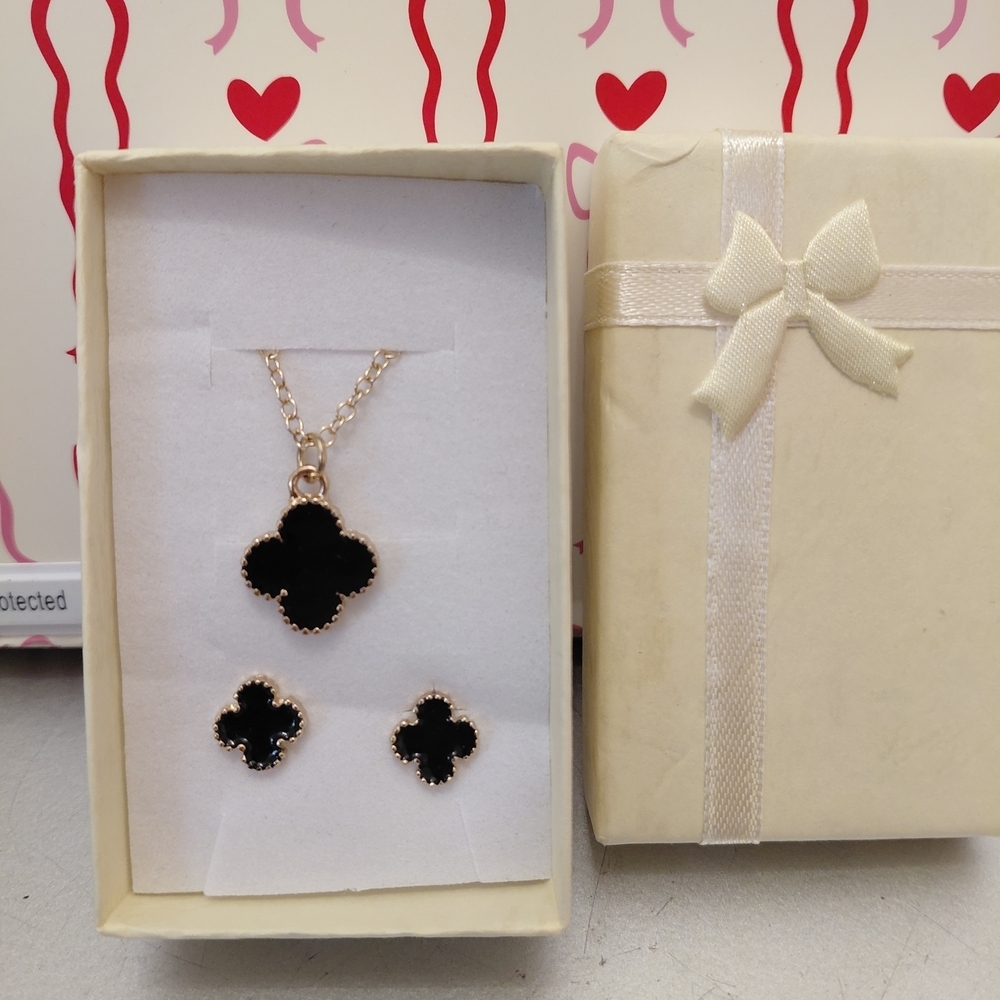 Elegant Black Clover Jewelry Set - Picture 2 of 2